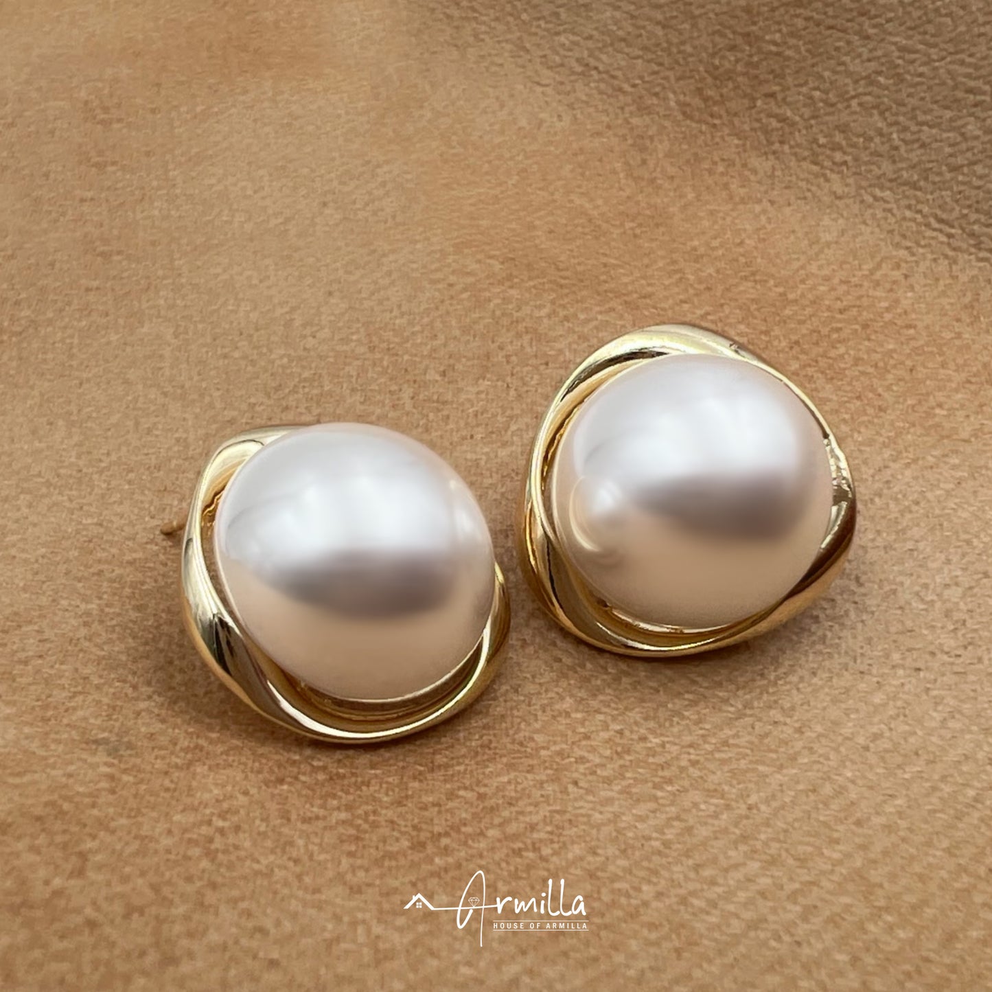 Gold Tone 20 mm Pearl Studs