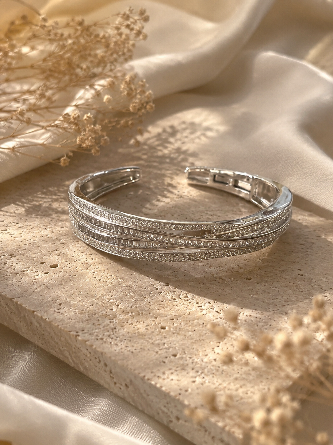 Élan Crystal Crossover Cuff