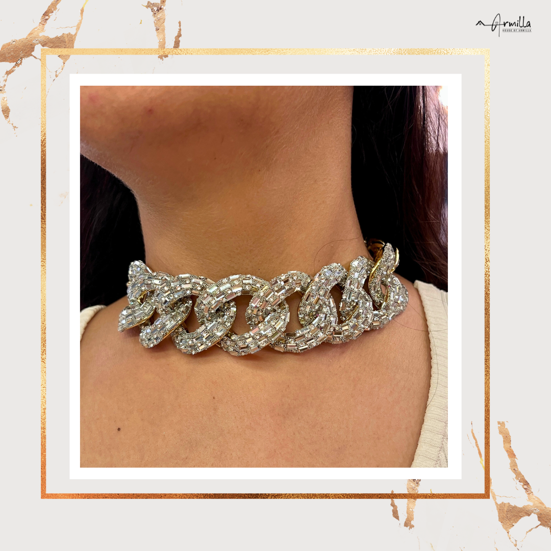 Luxe Chain-Link Choker: A Statement of Power & Elegance